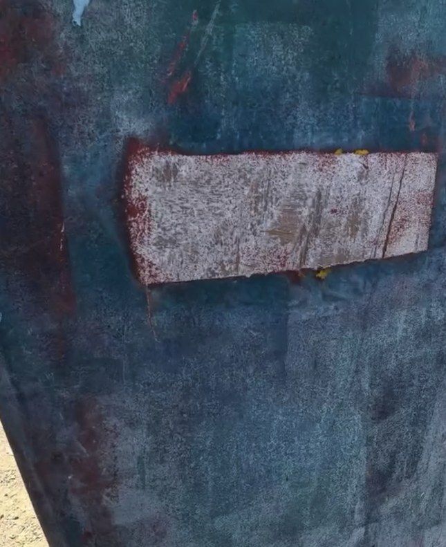 Timone di una barca a vela con una zona sabbiata in cui è stata rimossa la vernice antivegetativa