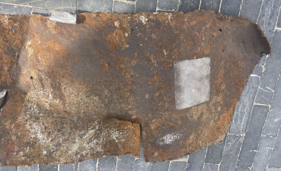 Lamiera d’acciaio fortemente arrugginita con un quadrato sabbiato in modo pulito