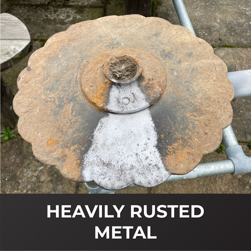 Een zwaar verroeste metalen schijf waarvan een deel is gestraald tot schoon, kaal metaal