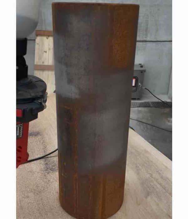 Hot-rolled steel pipe with a band blasted free of mill scale