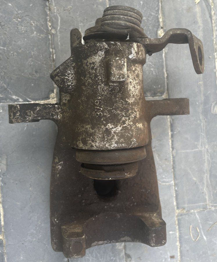 Pinza del freno arrugginita, prima della sabbiatura