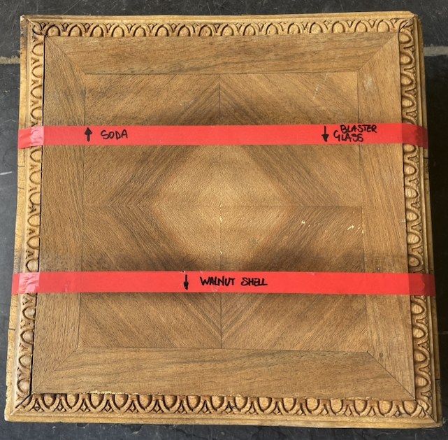 Pannello in legno intagliato sabbiato a fasce con gusci di noce, vetro macinato e bicarbonato di sodio