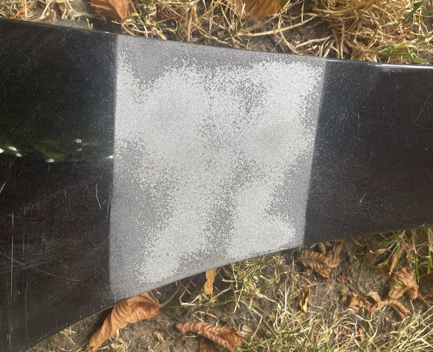 Parafango di un’auto sabbiato con silicato di alluminio